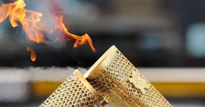 Как создавался олимпийский факел Впервые олимпийский огонь зажгли во время игр